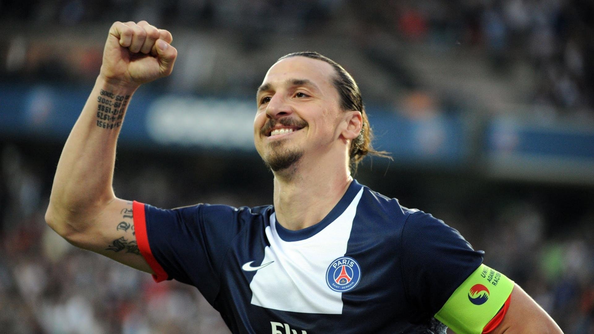 半岛体育入口-梅西回归赛场，赛况扑朔迷离首场状态亮眼，曼联观众沸腾！